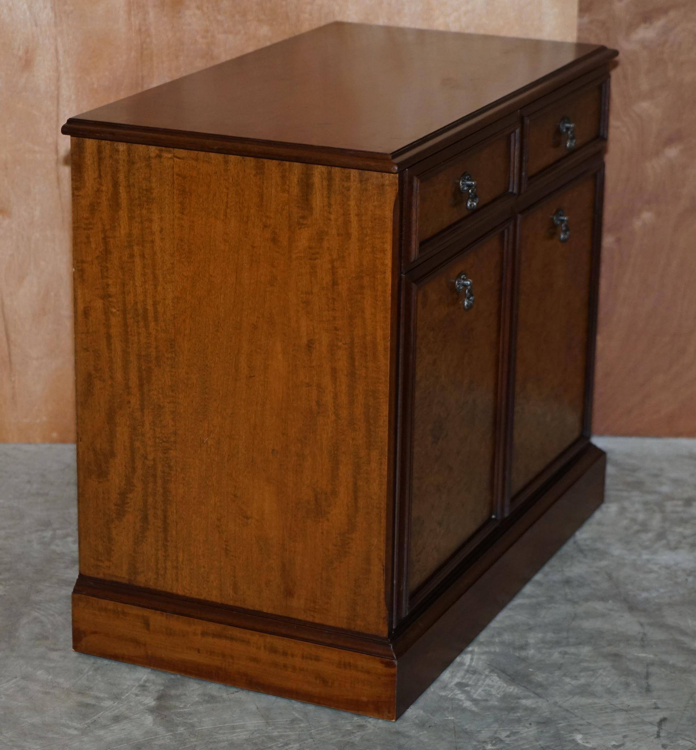 Buffet en noyer burr et quarter cut avec deux tiroirs et base d'armoire