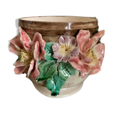Cache pot dabbling flowers