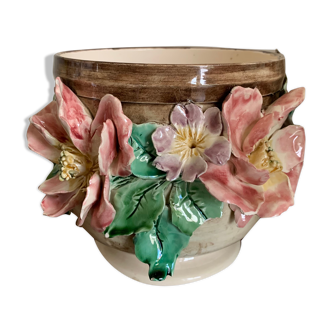Cache pot dabbling flowers