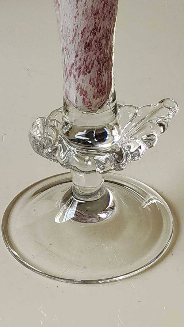 Vase Soliflore Peter Kaspar/Au design floral, col collerette. En verre d Art soufflé, moucheté violine. Inclusion coquillage. Dim 26,5 x 13 cm