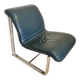 Fauteuil lounge vintage en cuir bleu marine : structure tubulaire chromée, style italien futuriste.