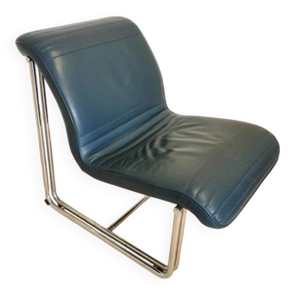 Fauteuil lounge vintage en cuir bleu marine : structure tubulaire chromée, style italien futuriste