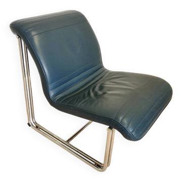 Fauteuil lounge vintage en cuir bleu marine : structure tubulaire chromée, style italien futuriste.