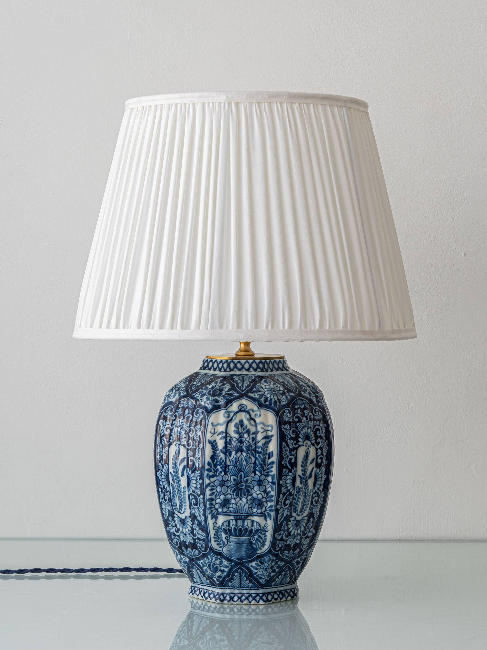 Vintage table lamp in blue and white ceramic from Delft, signed Makkum, hand-painted, 1950s