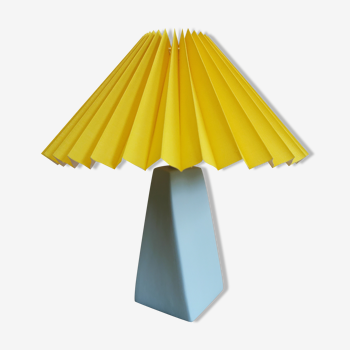 Pleated lampshade lamp