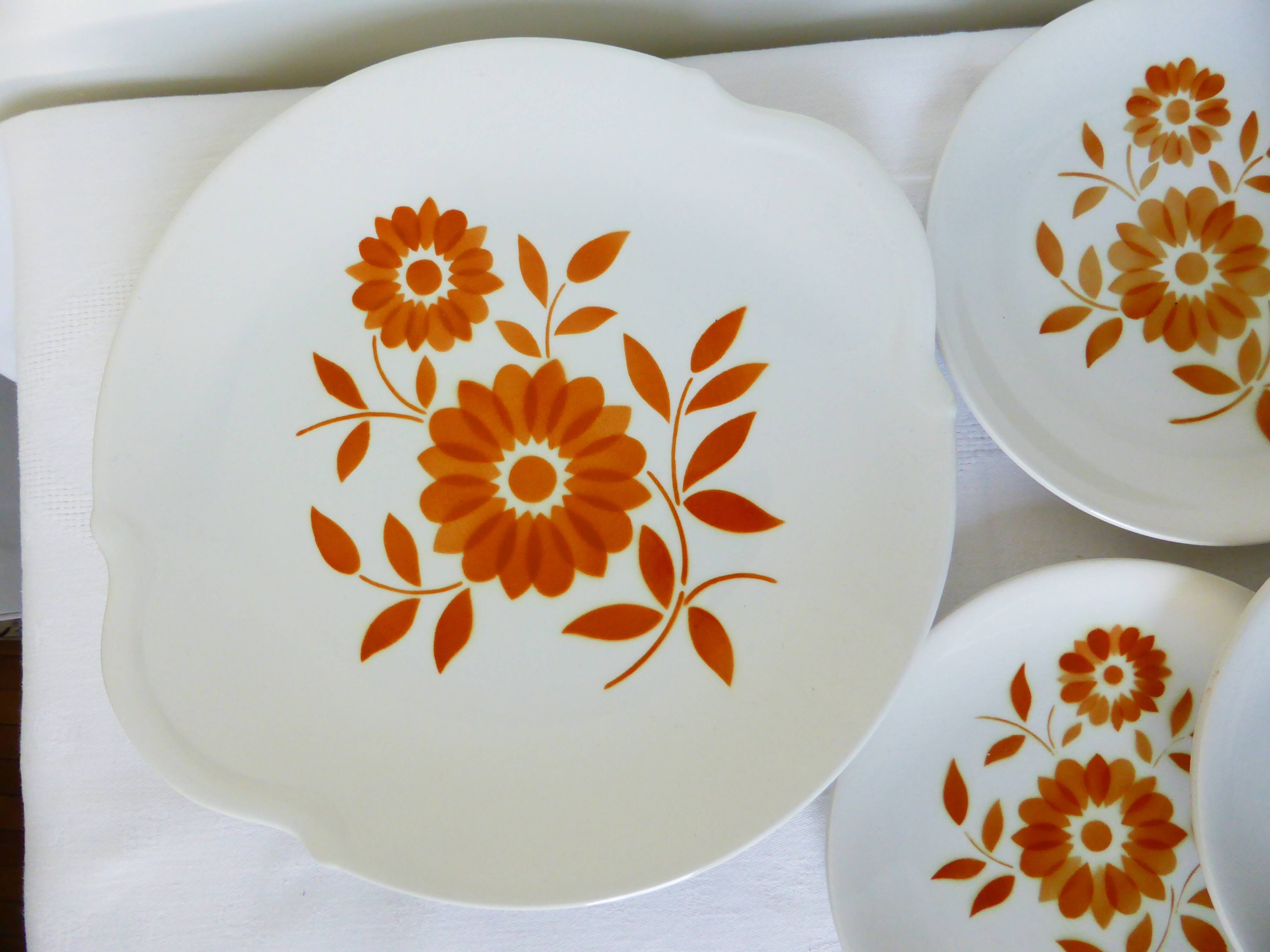 6 dessert plates & 1 pie dish from the 70s