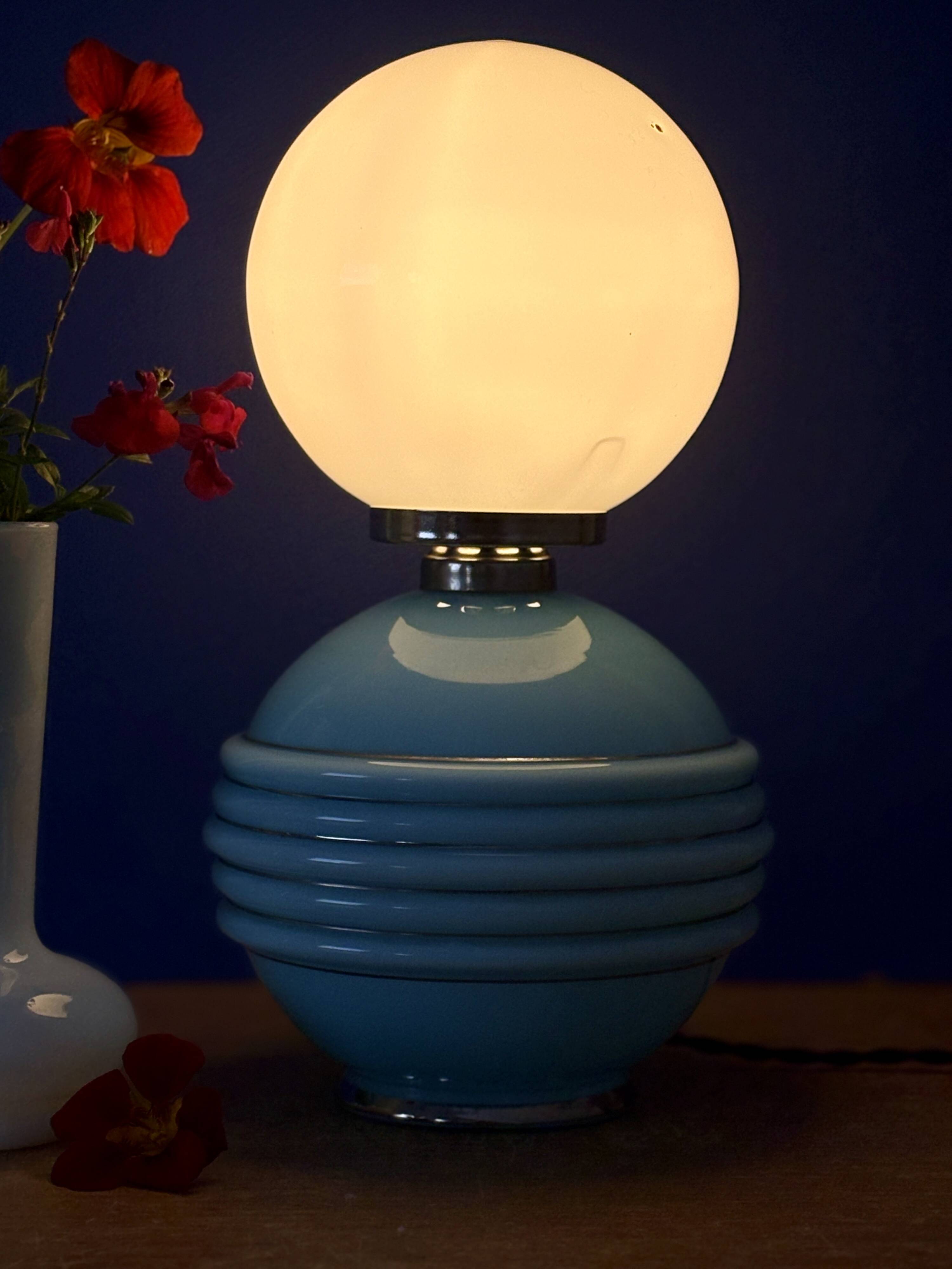 Lampe à poser vintage en opaline bleu et blanche