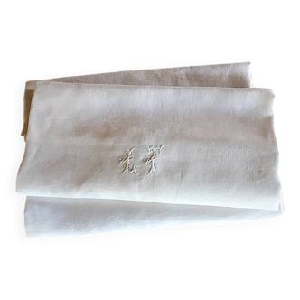 Grande nappe damassée 1m70 x 2m85 monogrammée LT