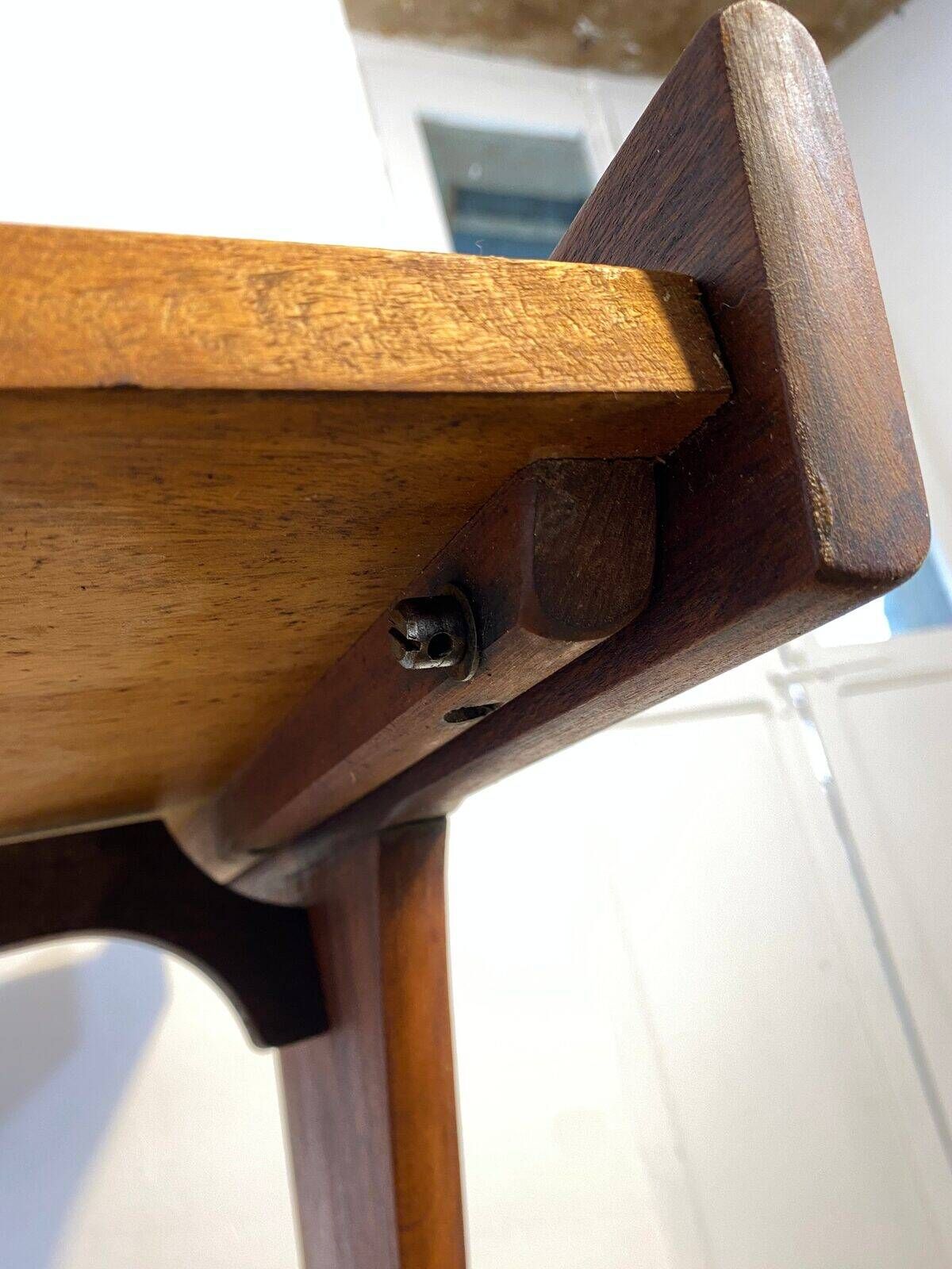 Table d'appoint sculpturale sur roulettes, bois massif, années 1950