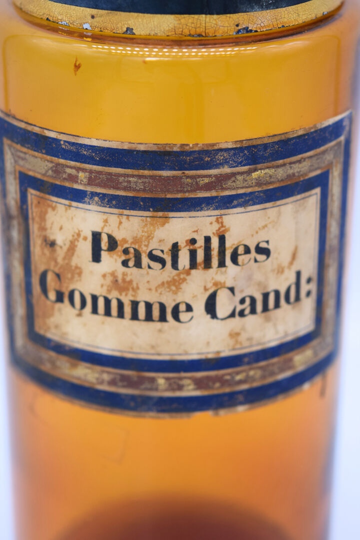 Pharmacy/apothecary old amber glass pot