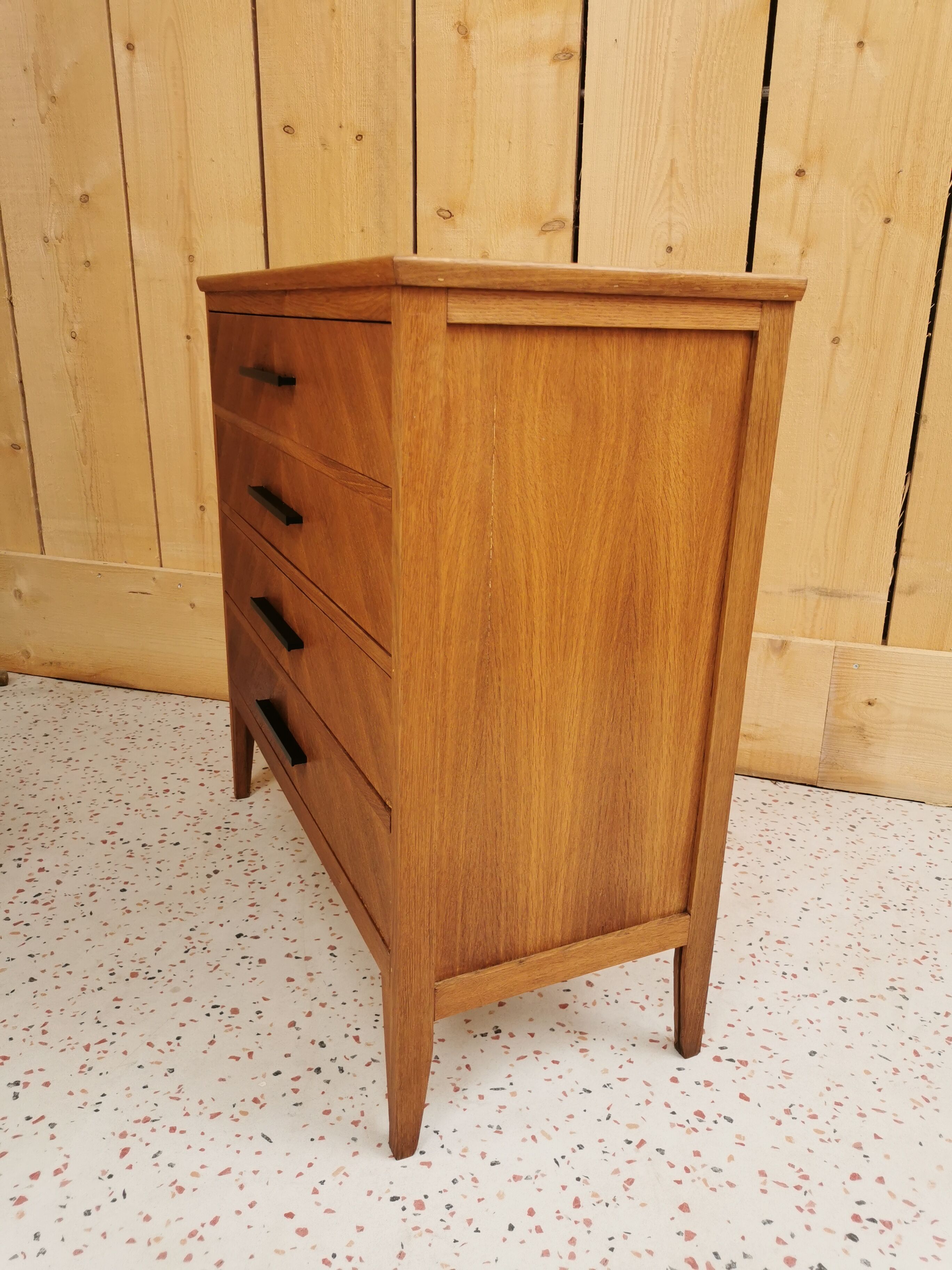 Oak chest of drawers
