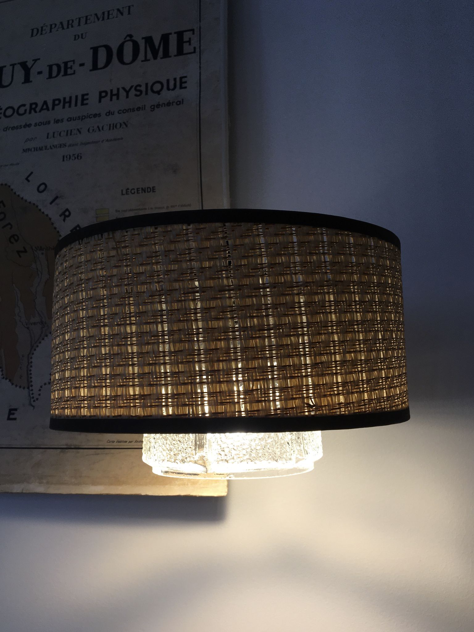 Suspension vintage globe verre et abat jour raphia