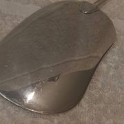 Pelle à servir la glace métal argenté orfèvre Ercuis contours 24,6cm