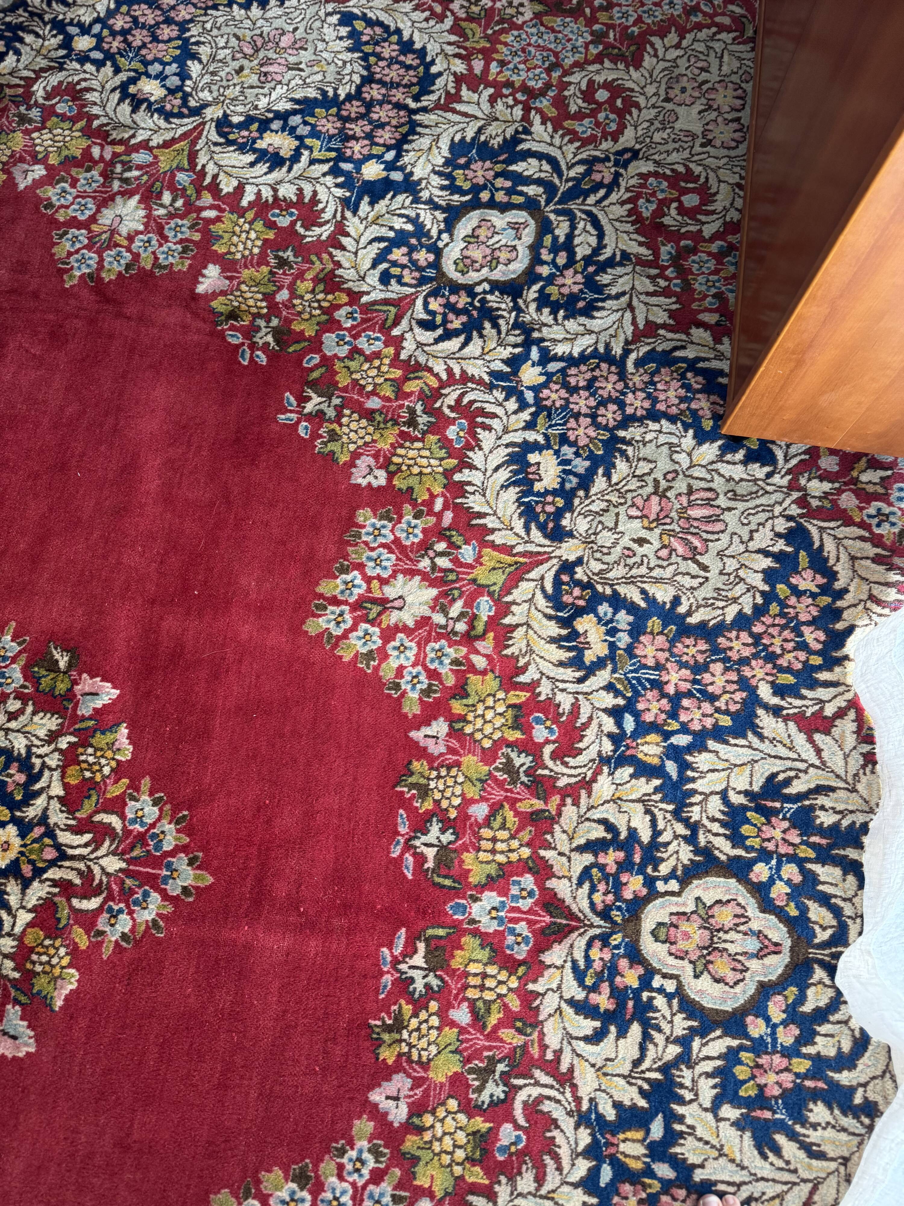 Large hand-knotted Persian Kerman carpet – wool – 402 × 304 cm