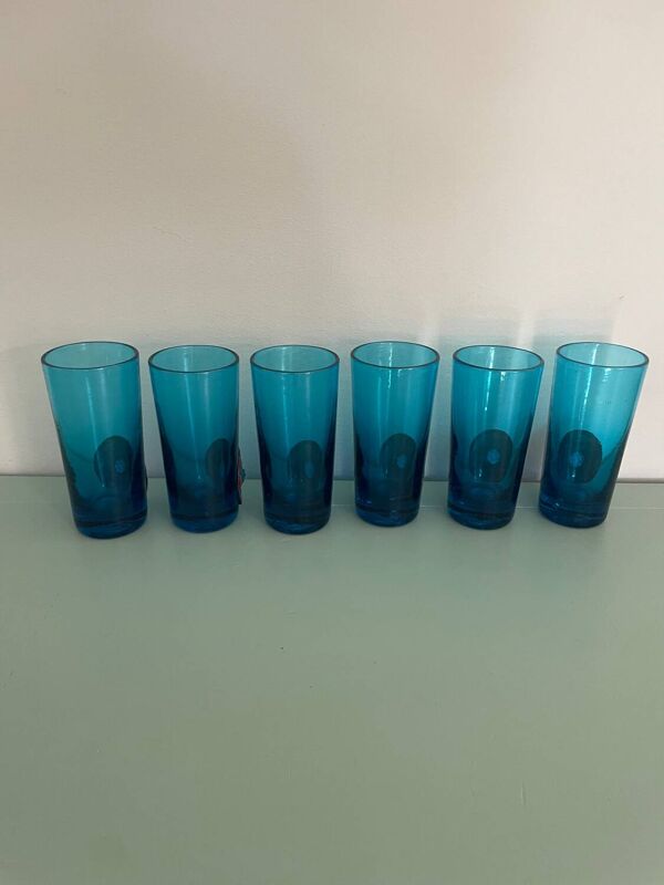 Six verres soufflés bleus et émaux sur cuivre