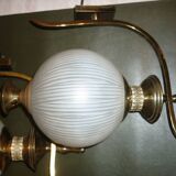Paire d'appliques en laiton doré et boules de verre