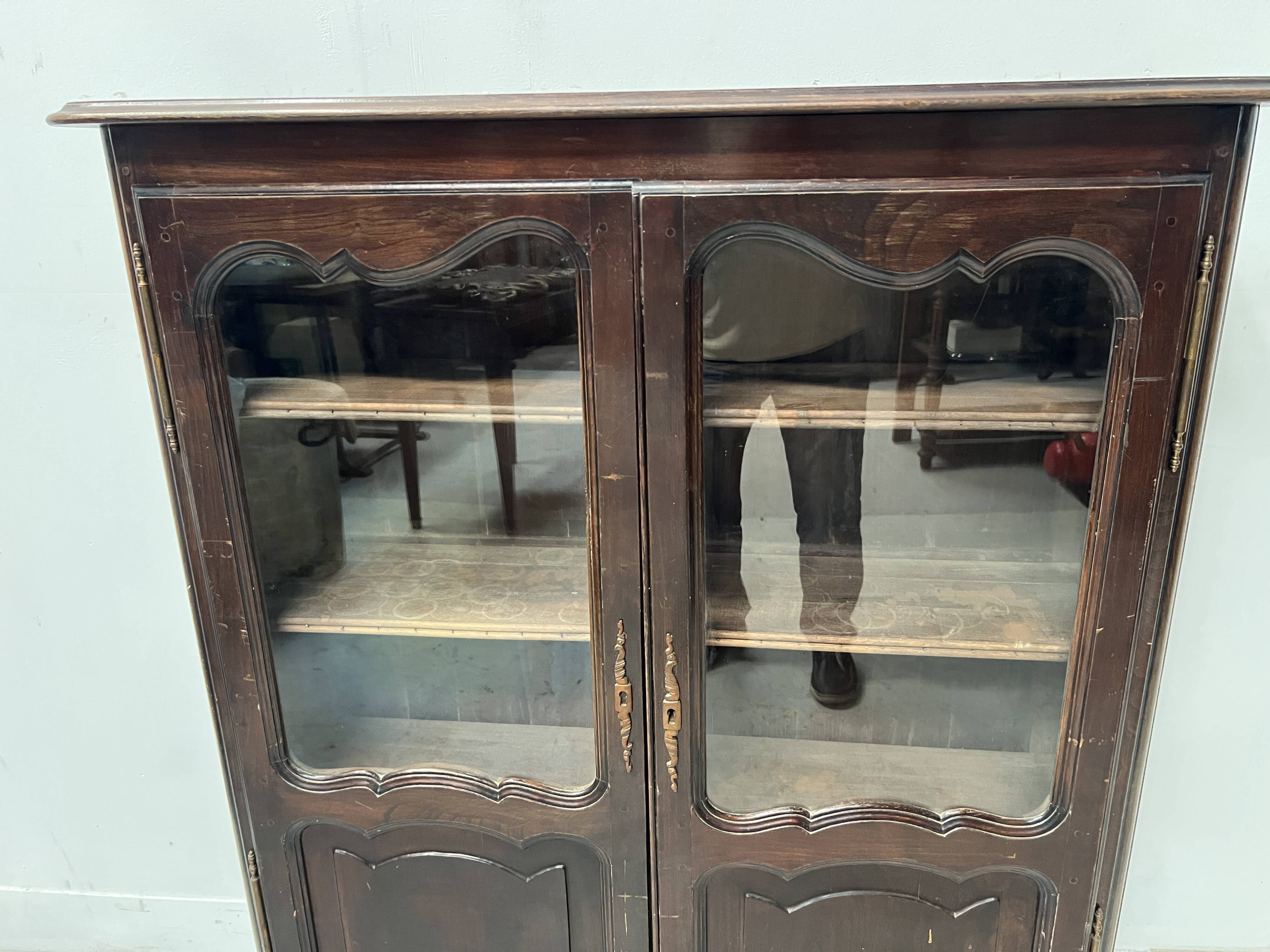 Vitrine de style Régence en chêne massif XX siècle