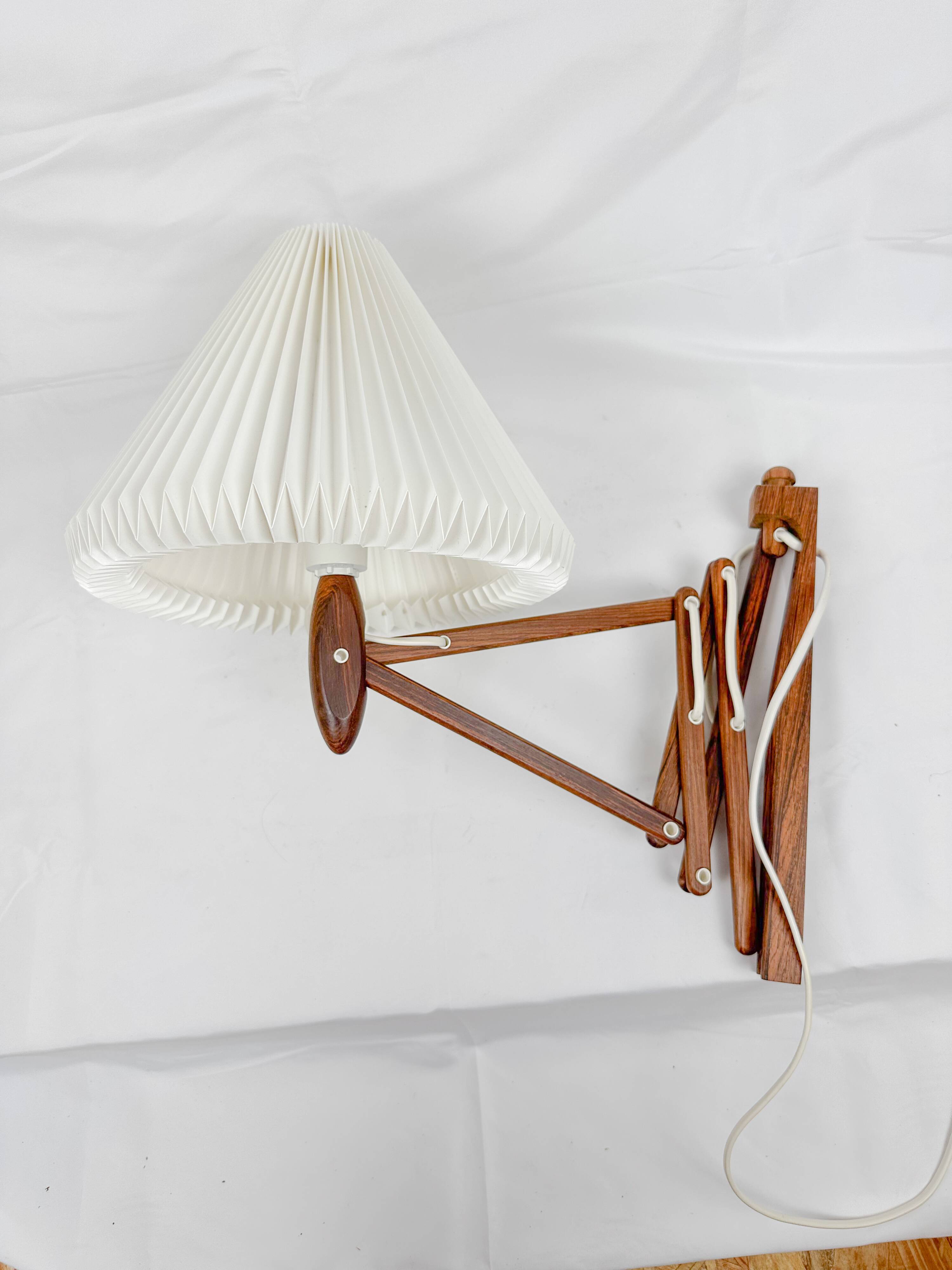 Le Klint - Teak wall lamp by Erik Hansen | 1950s