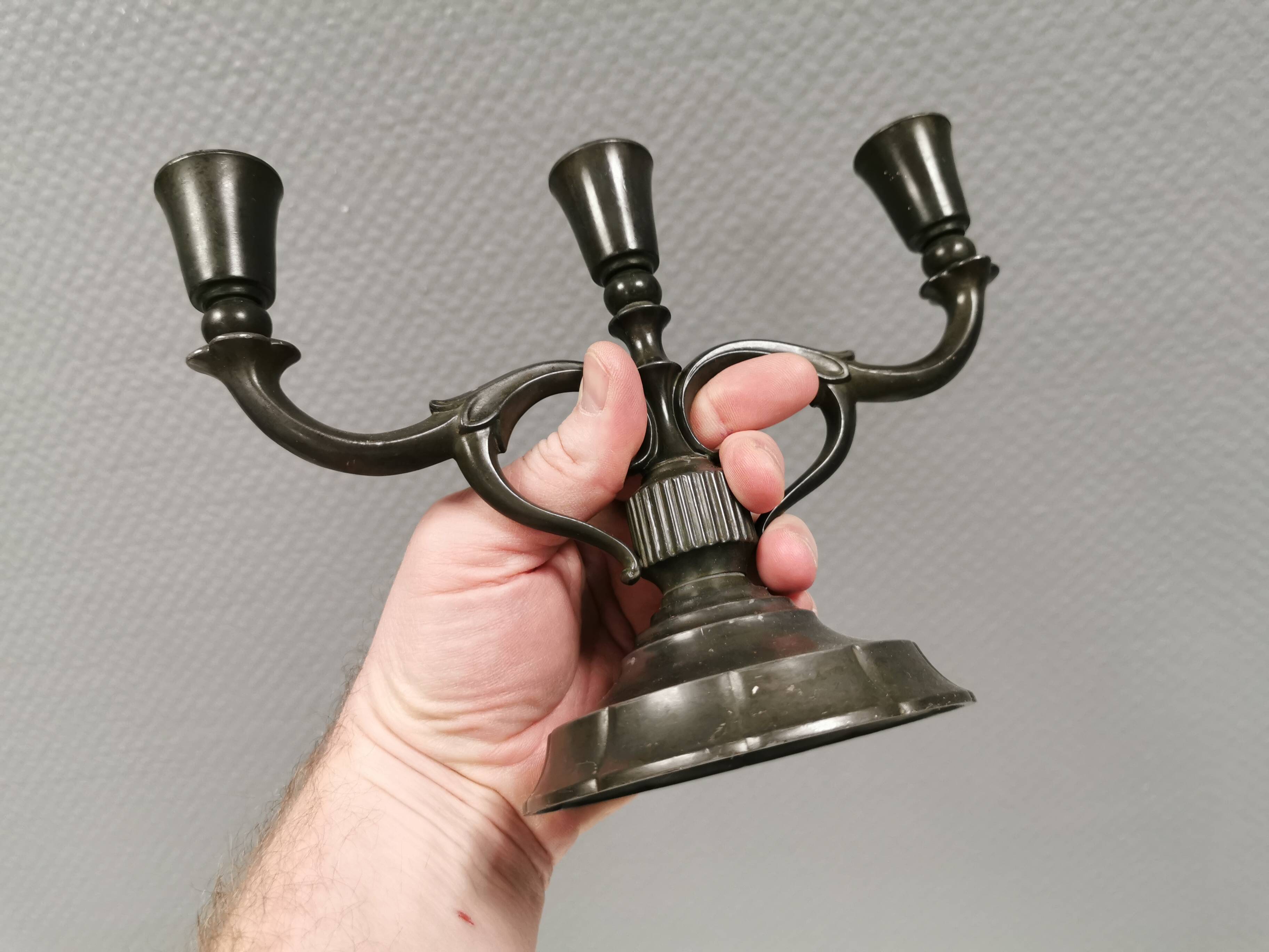 Bougeoirs à trois bras par Just Andersen, en métal Disco, Danemark, années 1950.