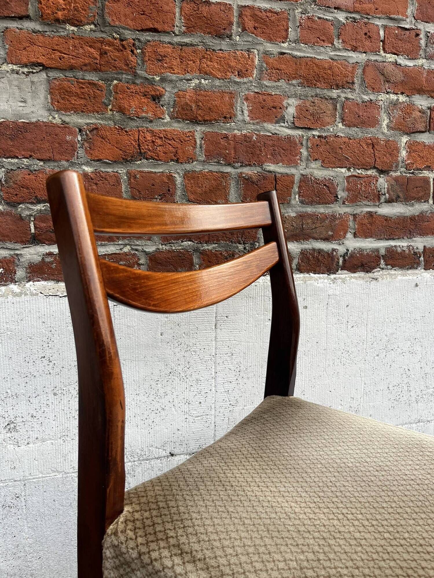 Lot of 4 vintage Scandinavian chairs in wood and golden fabric.