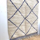 Moroccan Berber carpet Beni Ouarain ecru with majorelle blue diamonds 2.54x1.54m