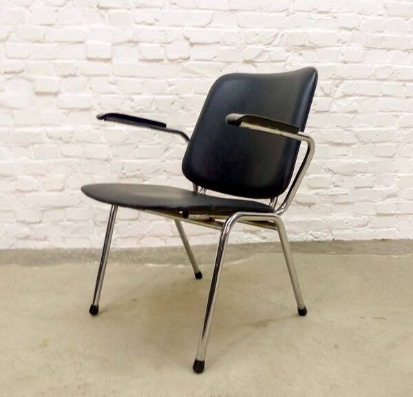 Fauteuils Gispen en similicuir noir de Martin de Wit, années 1960.
