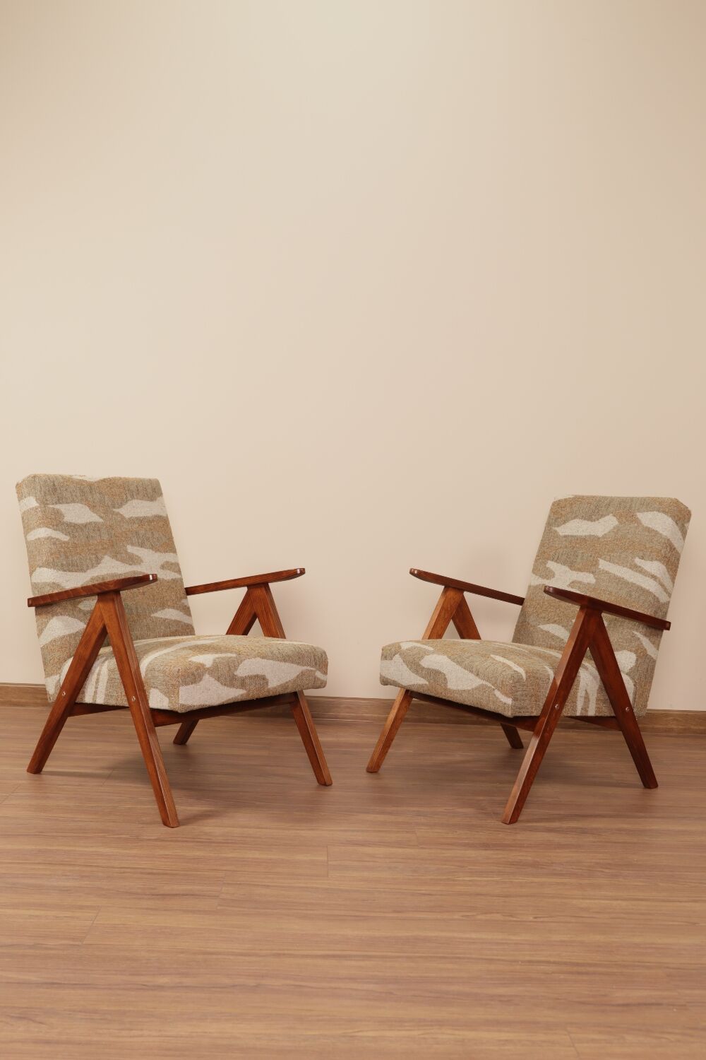 Fauteuil lounge vintage en tissu jacquard à motifs rétro et bois marron