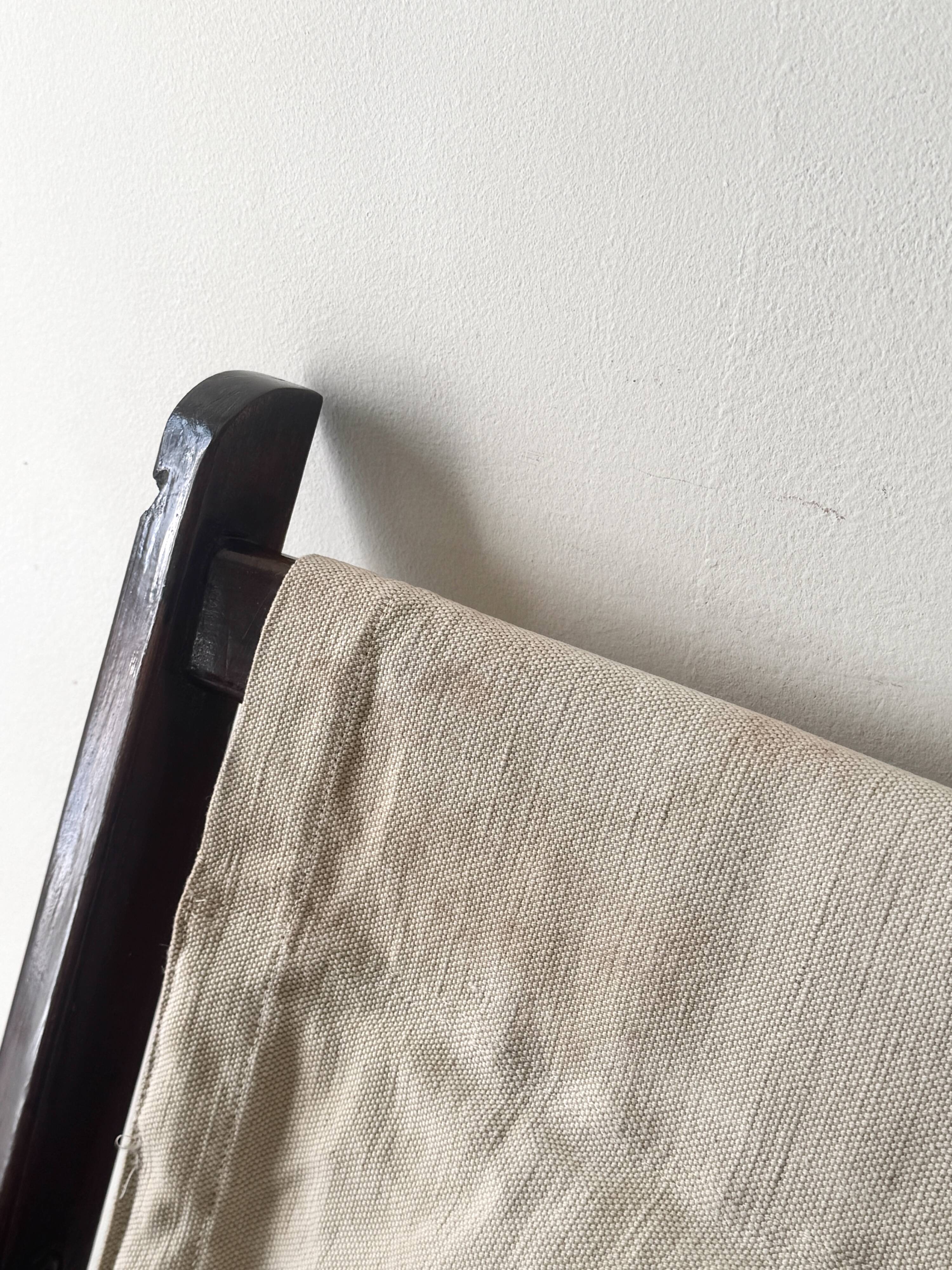 "Safari" folding chair in wood and ecru canvas, 1960s/1970s.