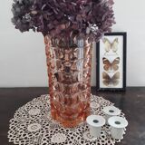 Vase rose en verre taillé