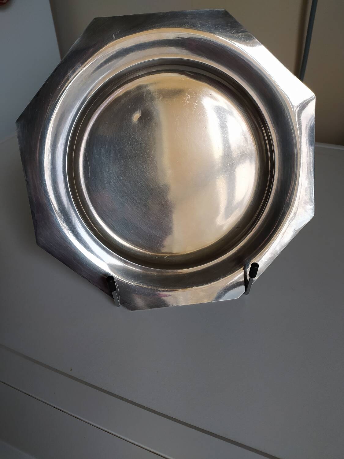 Assiette argentée sur pied.