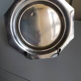 Assiette argentée sur pied.