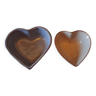 2 heart-shaped cups