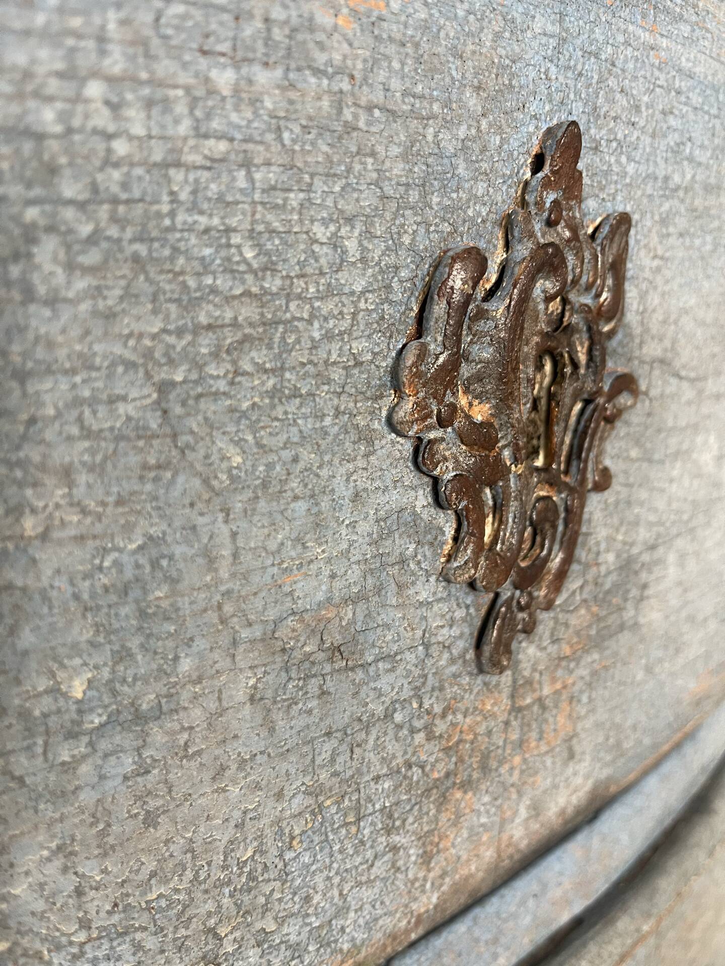 Commode galbée