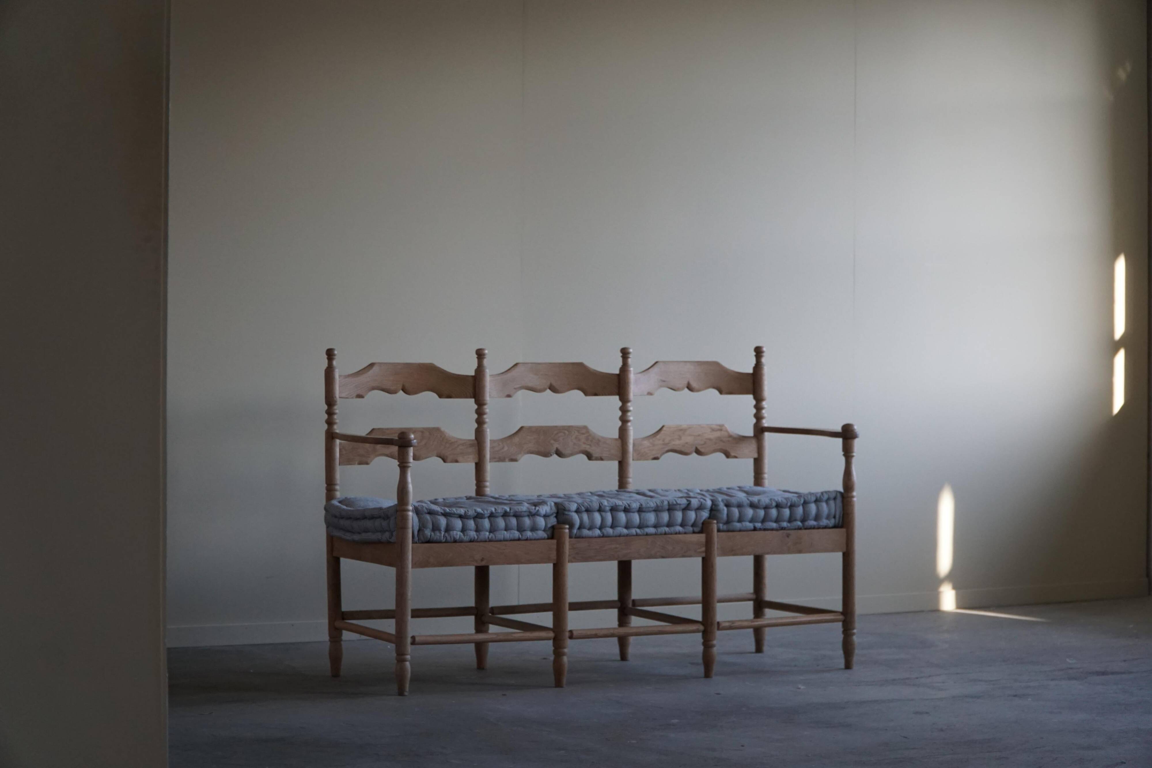 Sofa / Sculptural Danish modern three-seater Scandinavian bench, made by Hans Dau, 1950s.