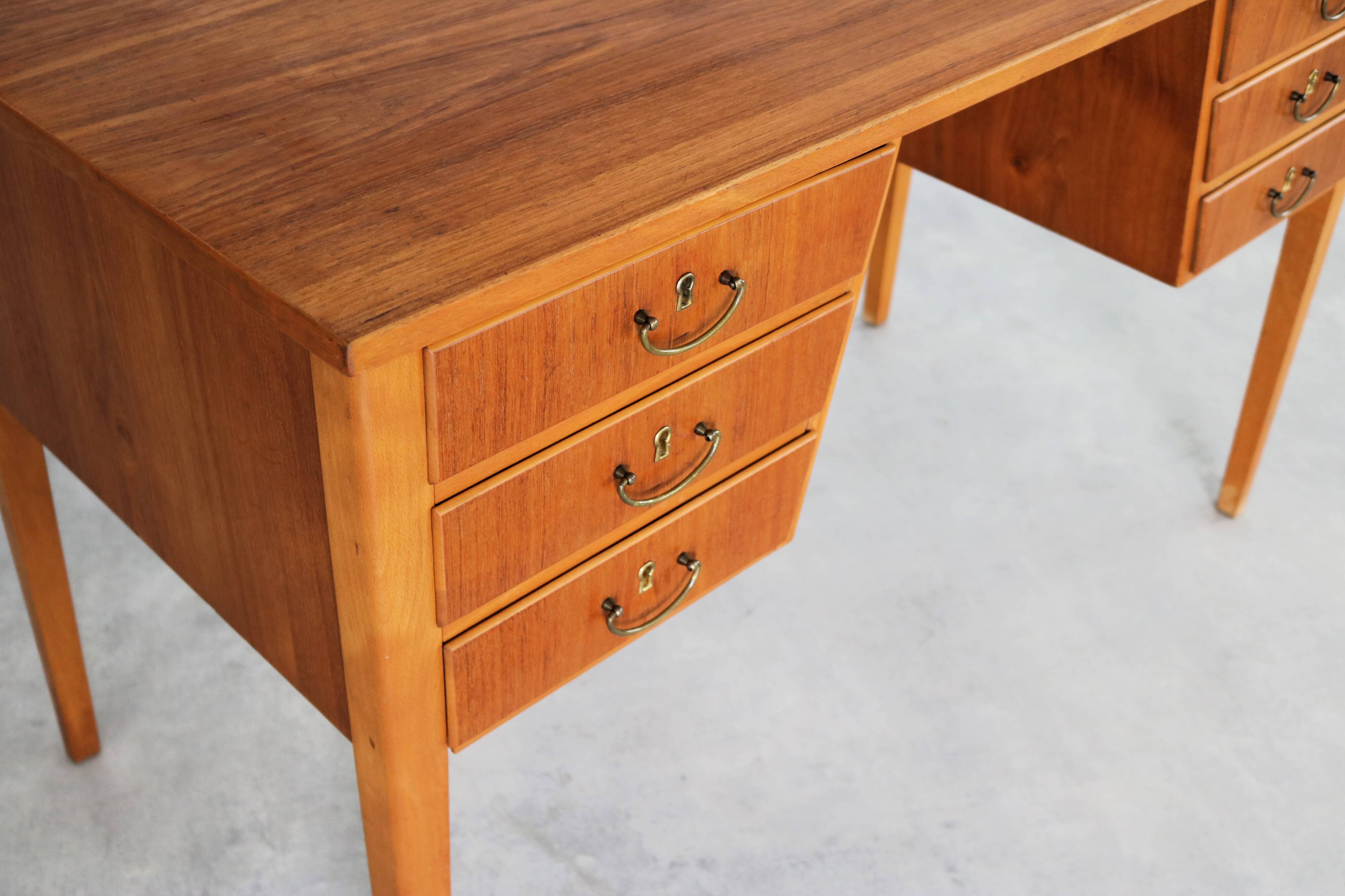 vintage desk | teak | 60s | swedish period | 60s
