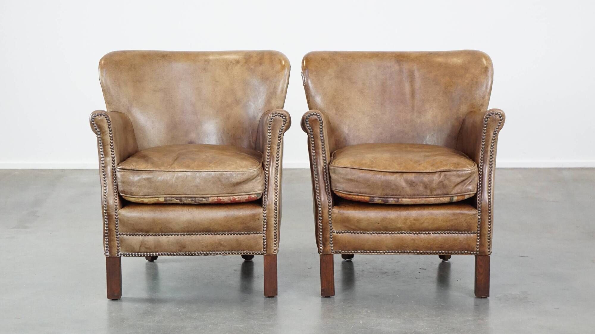 Set of 2 nice, subtle cowhide armchairs with reversible Kelim seat cushions