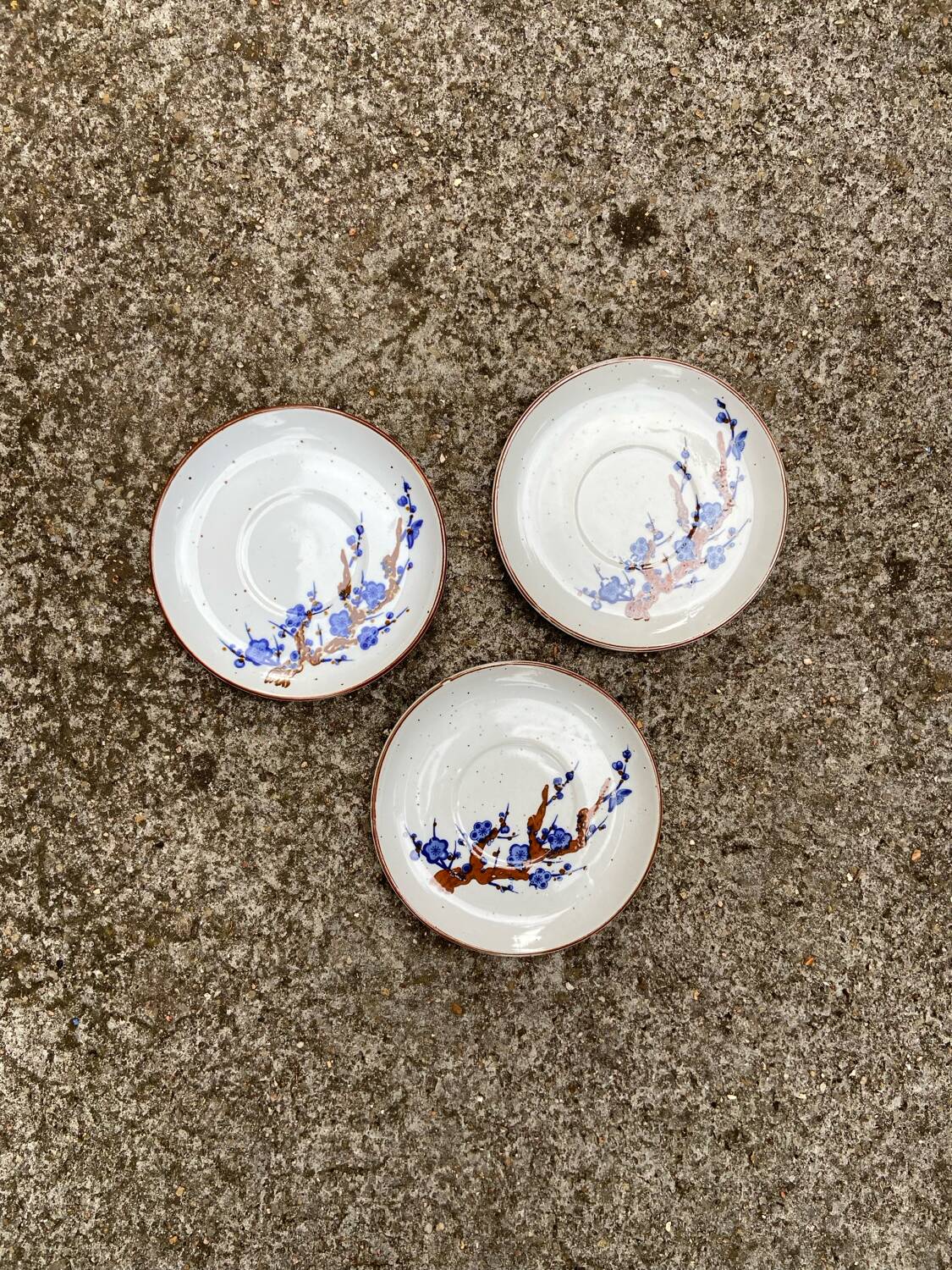 3 assiettes en grès fleuri