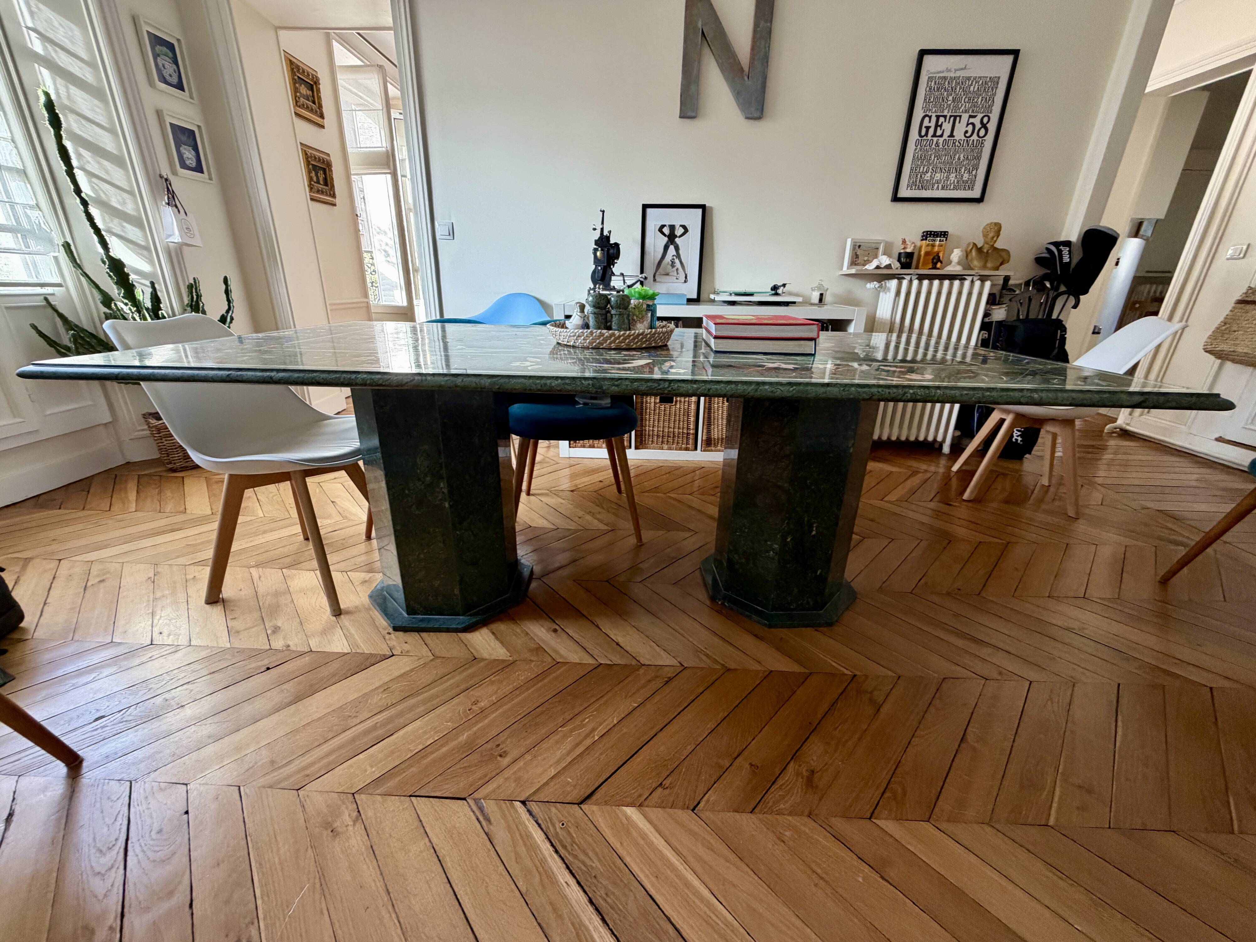 Table d’exception en marbre vert incrusté de pierres – Pietra Dura d’Agra
