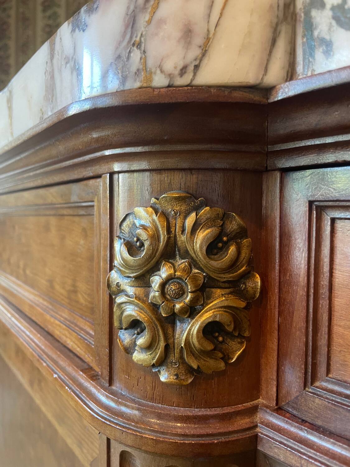 Meuble d’appui Louis XVI en bois précieux, marbre et vitrine – Haentgès Frè