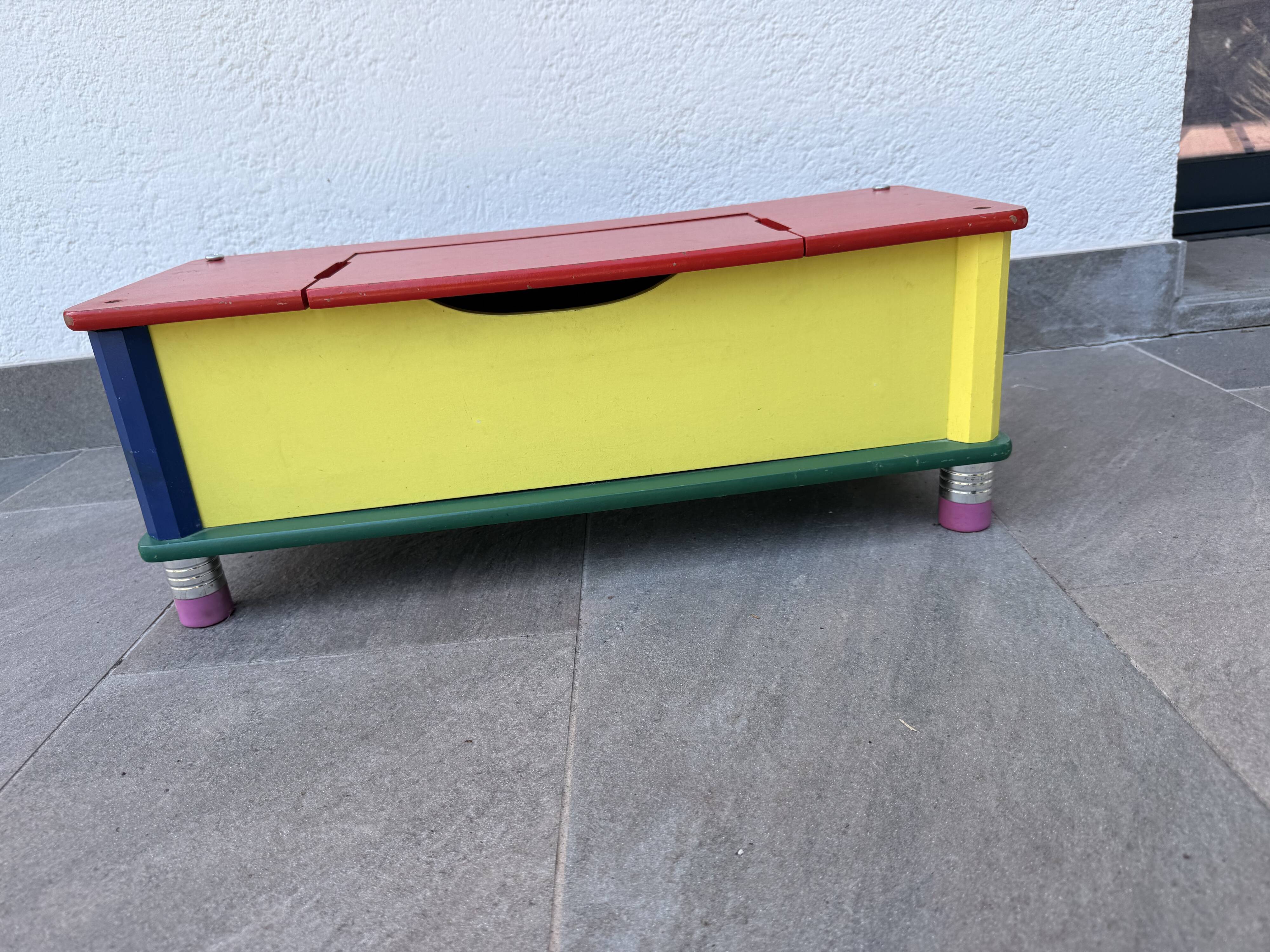 Banc-coffre années 80 Pierre Sala crayons