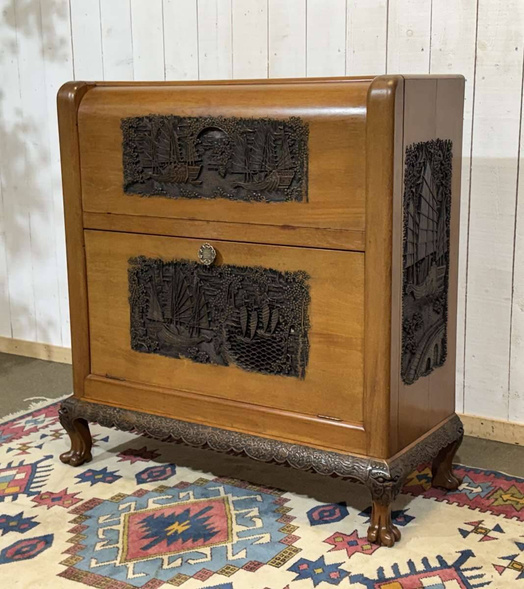 Chinese bar in richly carved teak, work from the 1980s.