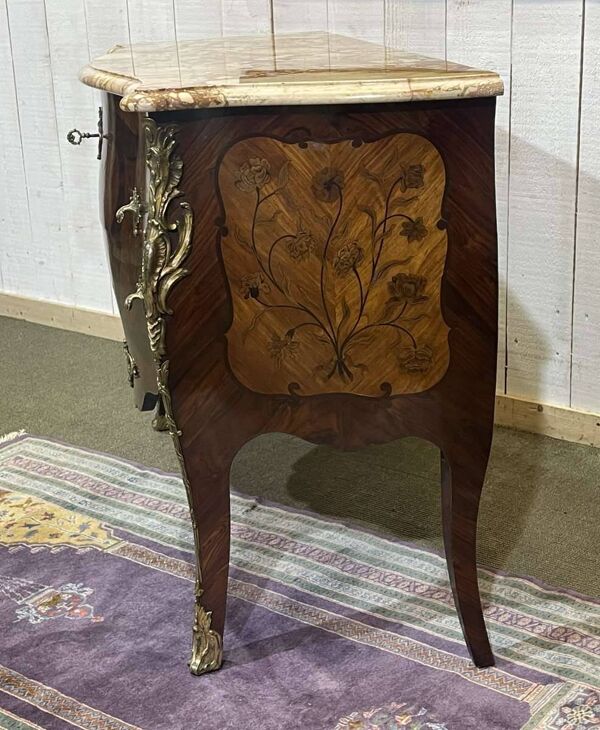 Commode de style Louis XV en bois de rose, chêne et dessus marbre
