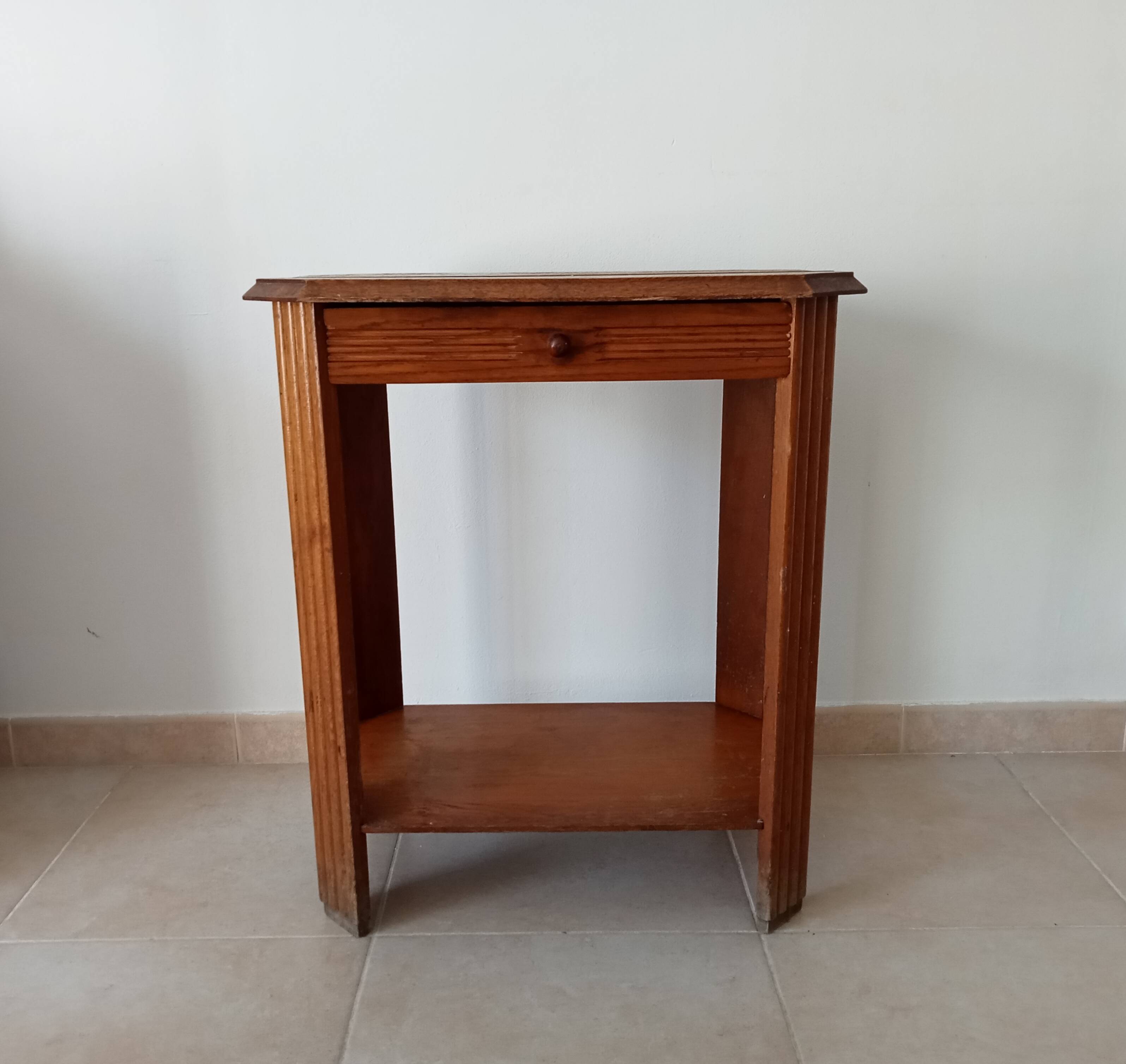 Art Deco side table from the 1940s in solid oak.