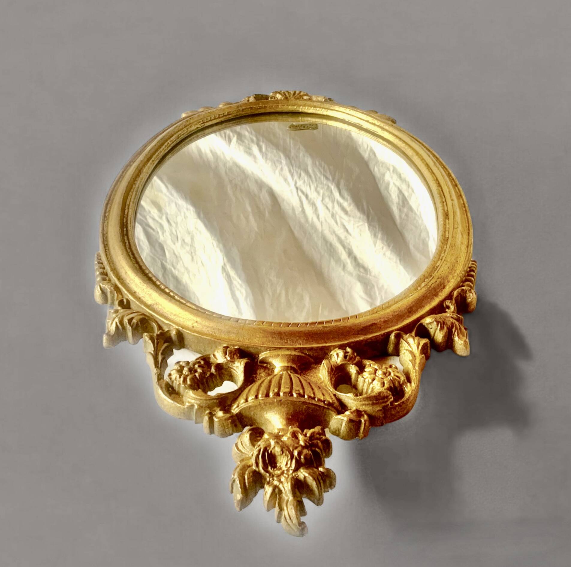 Ancien miroir ovale en résine dorée à la feuille - style baroque - 73 cm