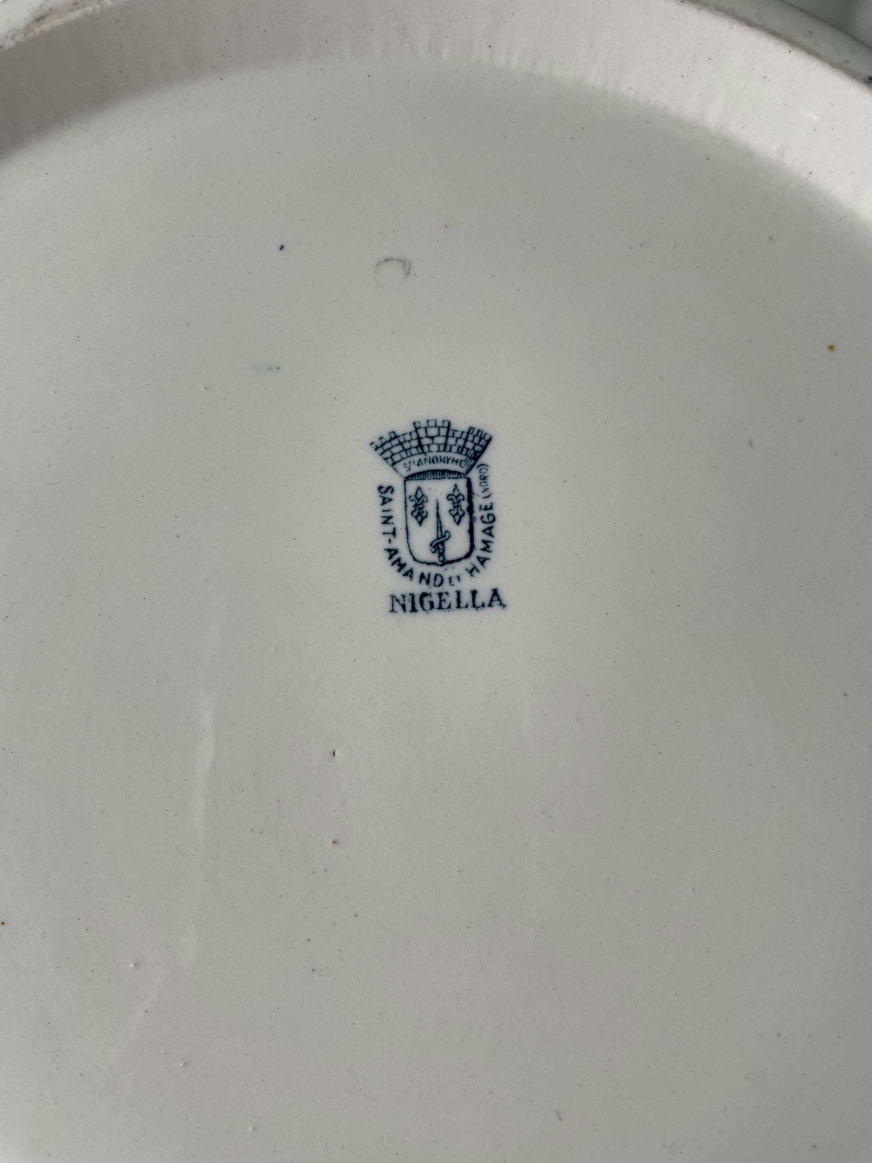 Vasque de toilette 1900 en faïence de St Amand et Hamage, modèle Nigella