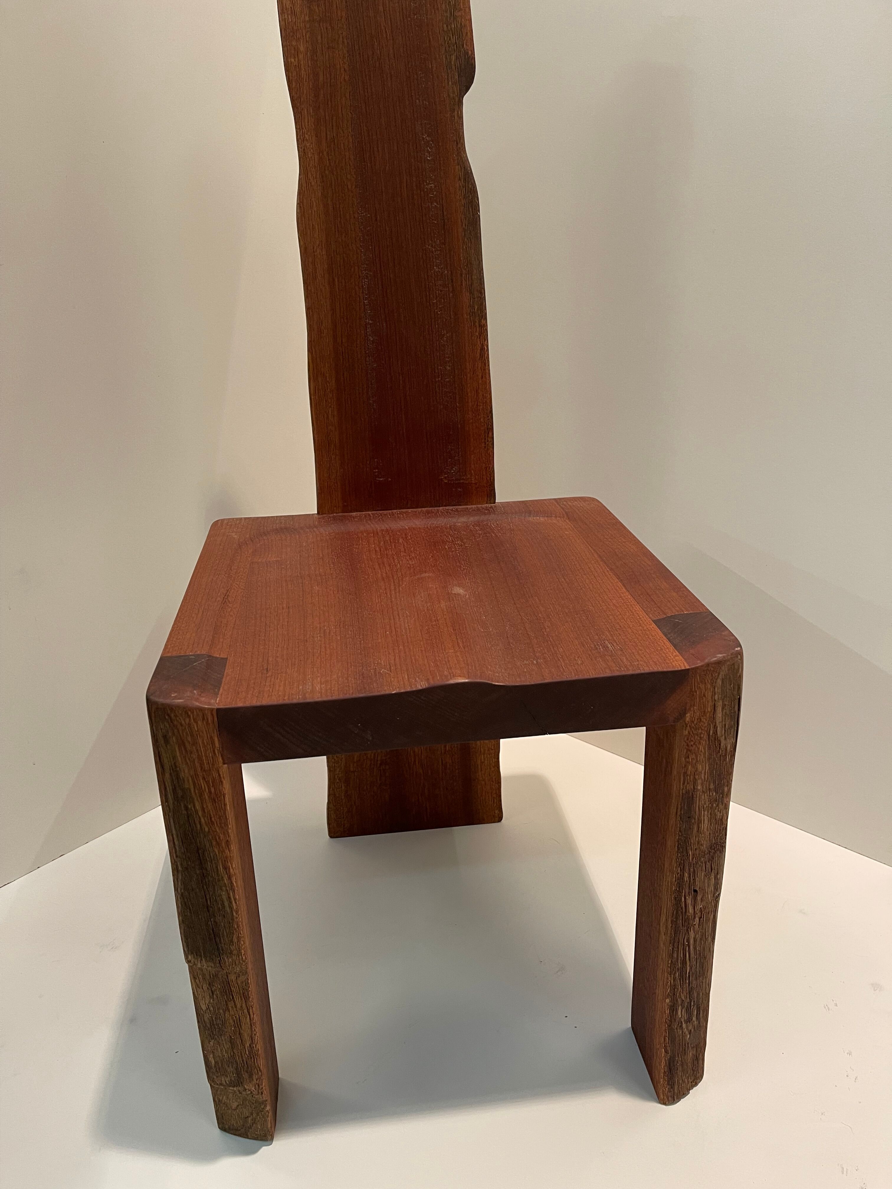 Chaise en bois massif