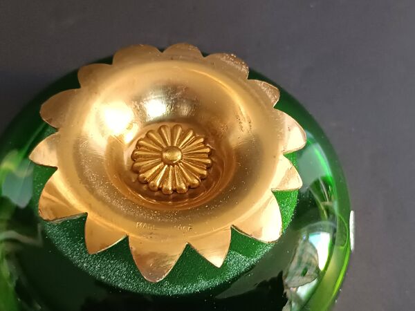 Coupelle en cristal vert et laiton doré par Cristal & Bronze Paris