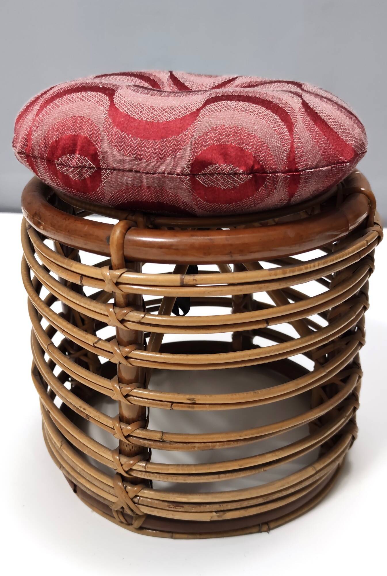 Pouf vintage en bambou par Castano recouvert de tissu cramoisi, Italie