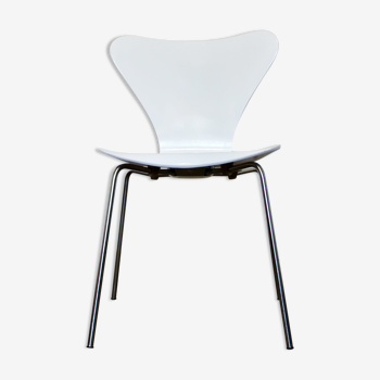 Chair 3107 called series 7 by Arne Jacobsen, 1967