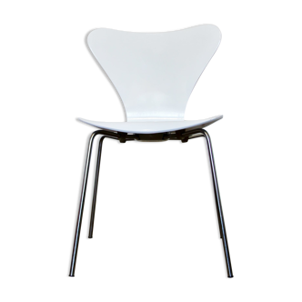 Chair 3107 called series 7 by Arne Jacobsen, 1967